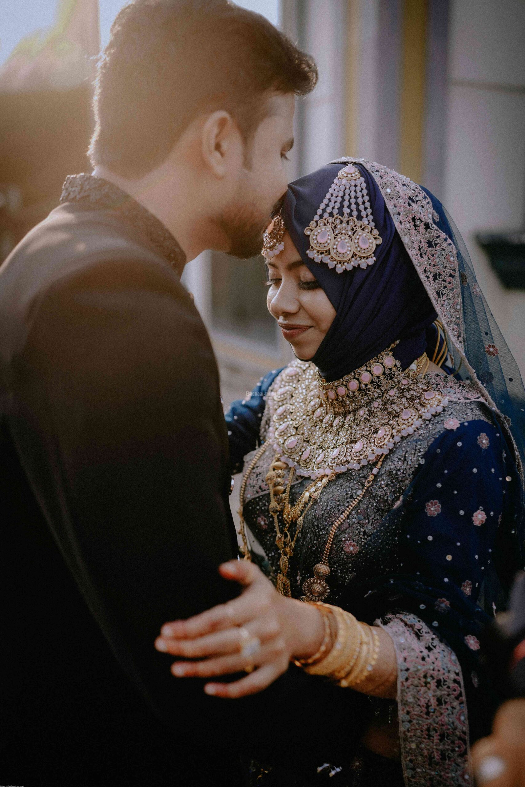 free-photo-of-portrait-of-a-traditional-couple-kissing