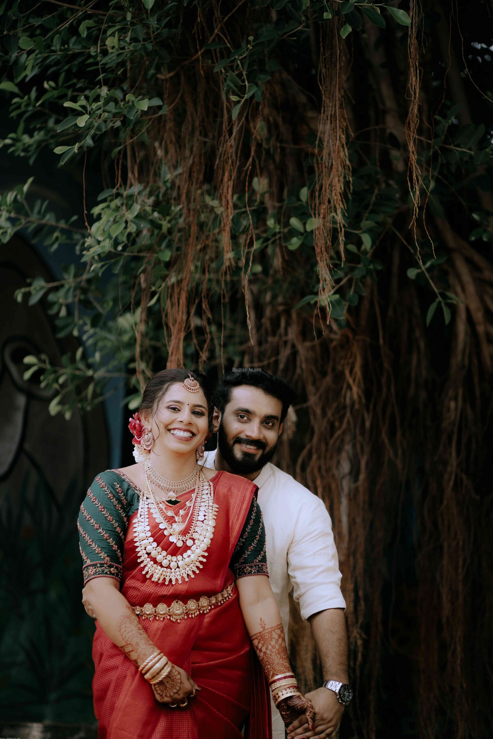 free_photo_of_smiling_indian_couple_in_traditional_clothes_near