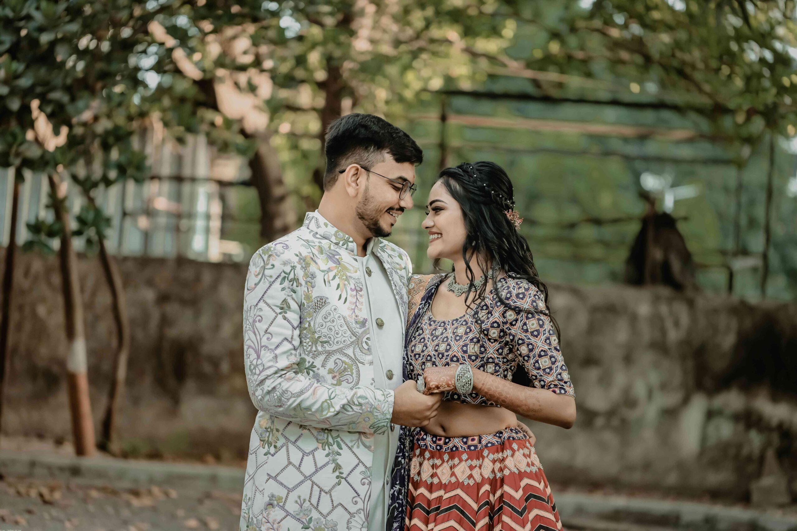 free_photo_of_young_couple_in_traditional_indian_clothing_standing